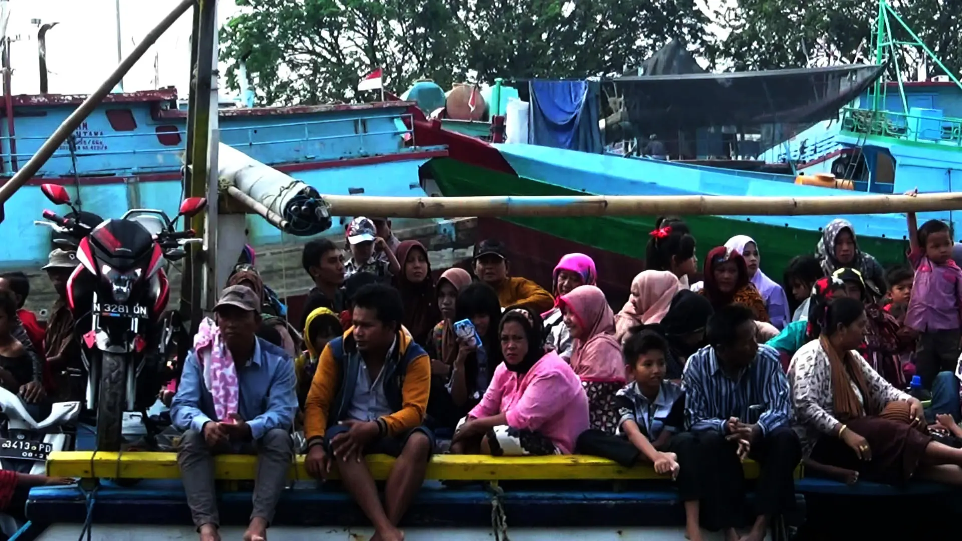 Petolekoran adalah tradisi belanja warga Pulau Gili Ketapang, Probolinggo, Jawa Timur, menjelang Lebaran. (Liputan6.com/Dian Kurniawan)