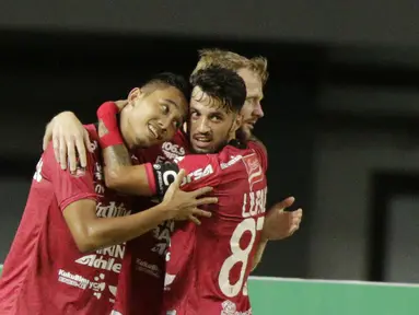 Para pemain Bali United merayakan gol yang dicetak oleh Melvin Platje ke gawang Mitra Kukar pada laga Piala Presiden 2019 di Stadion Patriot, Jawa Barat, Minggu (3/3). Bali United menang 3-0 atas Mitra Kukar. (Bola.com/M Iqbal Ichsan)