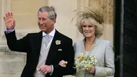 Pangeran Charles dan Camilla di Kapel St George di Windsor, Inggris, mengikuti pemberkatan gereja di upacara pernikahan sipil mereka, 9 April 2005. (ALASTAIR GRANT / POOL / AFP)