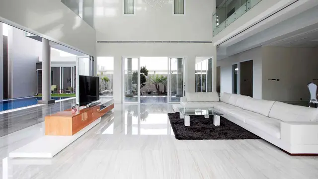 Arsitektur Rumah Modern Keren dengan Lantai Kaca dan Kolam Renang Semi Indoor