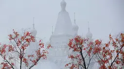 Bangunan besar menjulang tinggi yang terbuat dari es di kota utara Harbin, provinsi Heilongjiang , Cina, (5/1). Wahana ini dibuat menjelang festival Interrnasional es dan salju yang diadakan ditempat ini. (REUTERS/Aly Song)