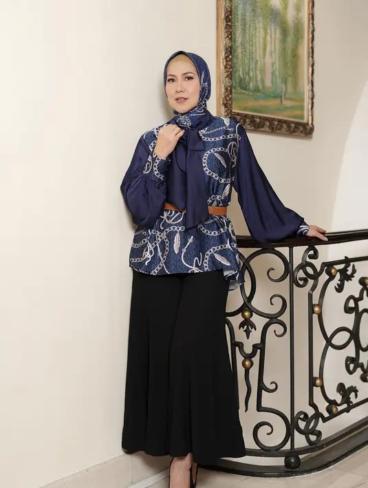 Selain blazer, padanan blus juga menjadi andalan. Apalagi dengan aksen belt yang chic. @vennamelindareal.