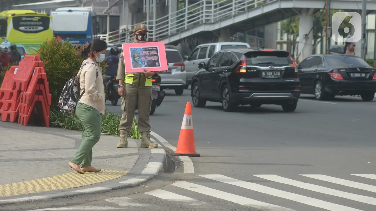 Aksi Satpol PP Ingatkan Bahaya Covid-19