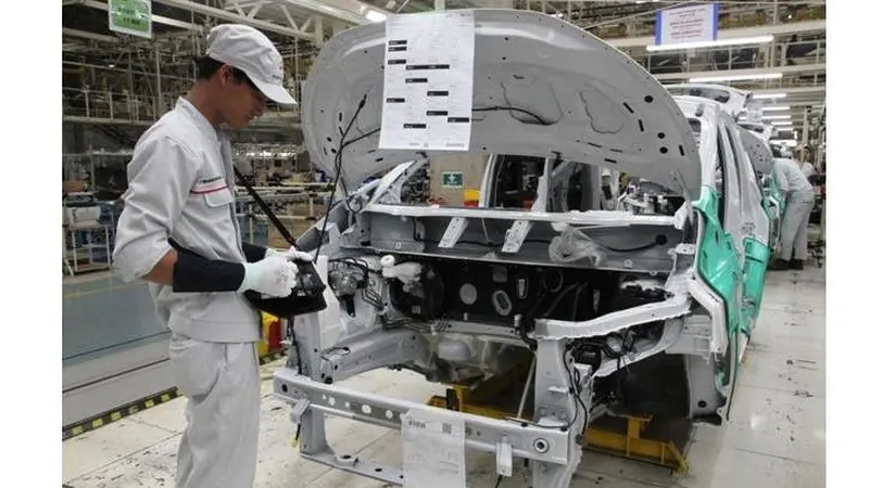 Seorang pekerja di pabrik Mitsubishi di Bekasi