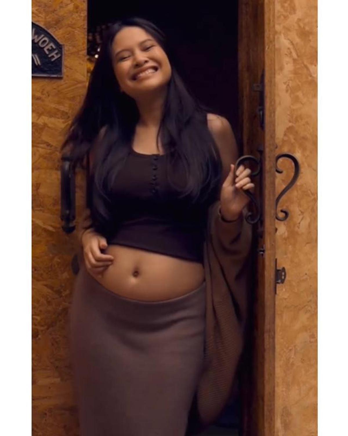 Hanggini Umumkan Kehamilan Pertama, Ini 6 Potret Maternity Pamer Baby Bump