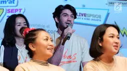 Aktor Reza Rahadian saat jumpa pers film "bebas" di Jakarta, Rabu (18/09/2019). Film "bebas" akan tayang di bioskop pada 3 Oktober 2019, Film ini akan membawa penonton bernostalgia ke masa SMA dengan kisah cinta, pertemanan dan kenakalan-kenakalan remaja saat itu. (Liputan6.com/Herman Zakharia)