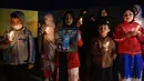 Sejumlah anak membawa lilin dan foto Zainab Ansari, gadis 8 tahun yang diculik, diperkosa dan dibunuh di kota Kasur di provinsi Punjab, di Quetta, Pakistan (11/1). Ratusan pemrotes marah kepada polisi akibat kematian Zainab. (AFP Photo/Banaras Khan)