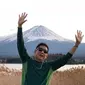 Mantan penyiar radio senior dan yang juga politikus Sys NS berpose dengan latar belakang gunung saat berlibur ke Jepang. Sys NS dikabarkan meninggal dunia lewat pesan singkat yang dikirimkan sang istri, Shanty Widhiyanti. (Instagram/sys_ns)
