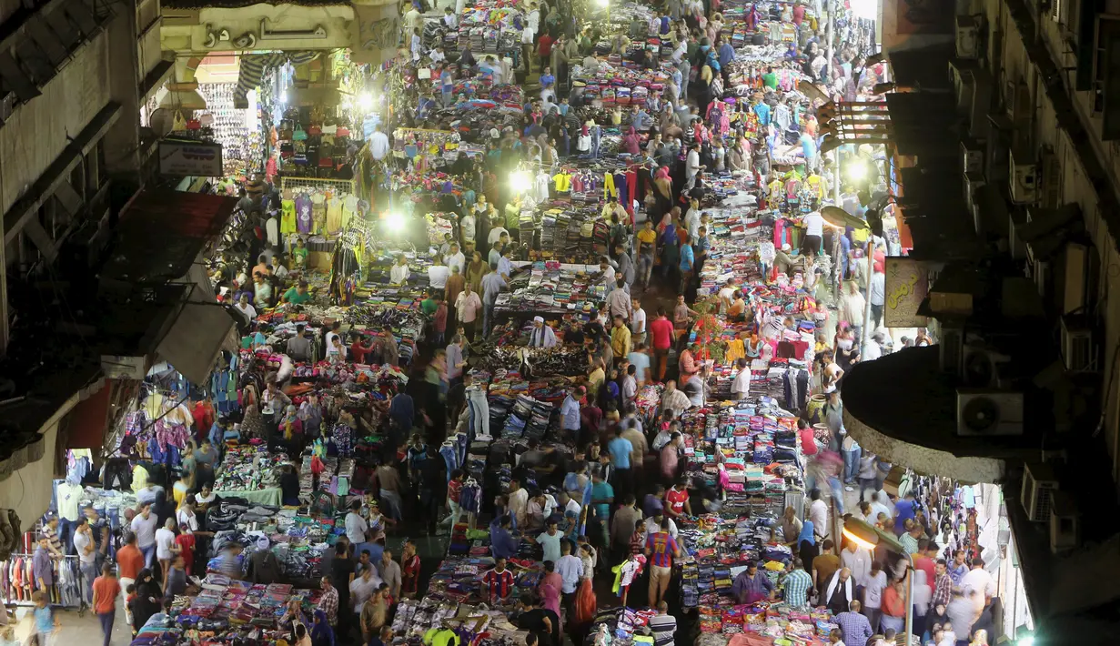 Sejumlah warga berbelanja di Al Ataba, pasar yang populer di pusat kota Kairo, Mesir, Rabu (15/7/2015). Muslim di seluruh dunia sedang mempersiapkan untuk menyambut datangnya Hari Raya Idul Fitri. (REUTERS/Mohamed Abd El Ghany)