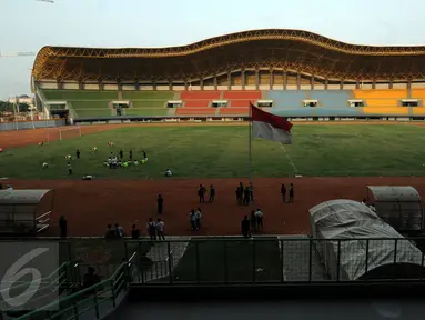 Sebuah laga uji coba antara Persipasi Bandung Raya (PBR) melawan Bekasi Putra digelar di Stadion Patriot, Bekasi, Selasa (25/8/2015). Sejak 23 April 2015 lalu, pembangunan Stadion Patriot kembali dilanjutkan. (Liputan6.com/Helmi Fithriansyah)