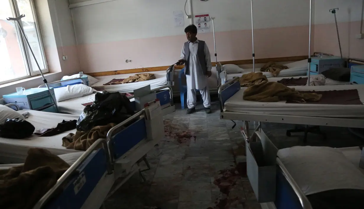 Sebuah ruangan rumah sakit rusak usai serangan di Kabul, ibu kota Afghanistan (12/5/2020). Sebanyak 18 orang, termasuk tiga penyerang, tewas dan 17 orang lainnya terluka setelah dua ledakan dan penembakan di rumah sakit bersalin tersebut. (Xinhua/Rahmatullah Alizadah)