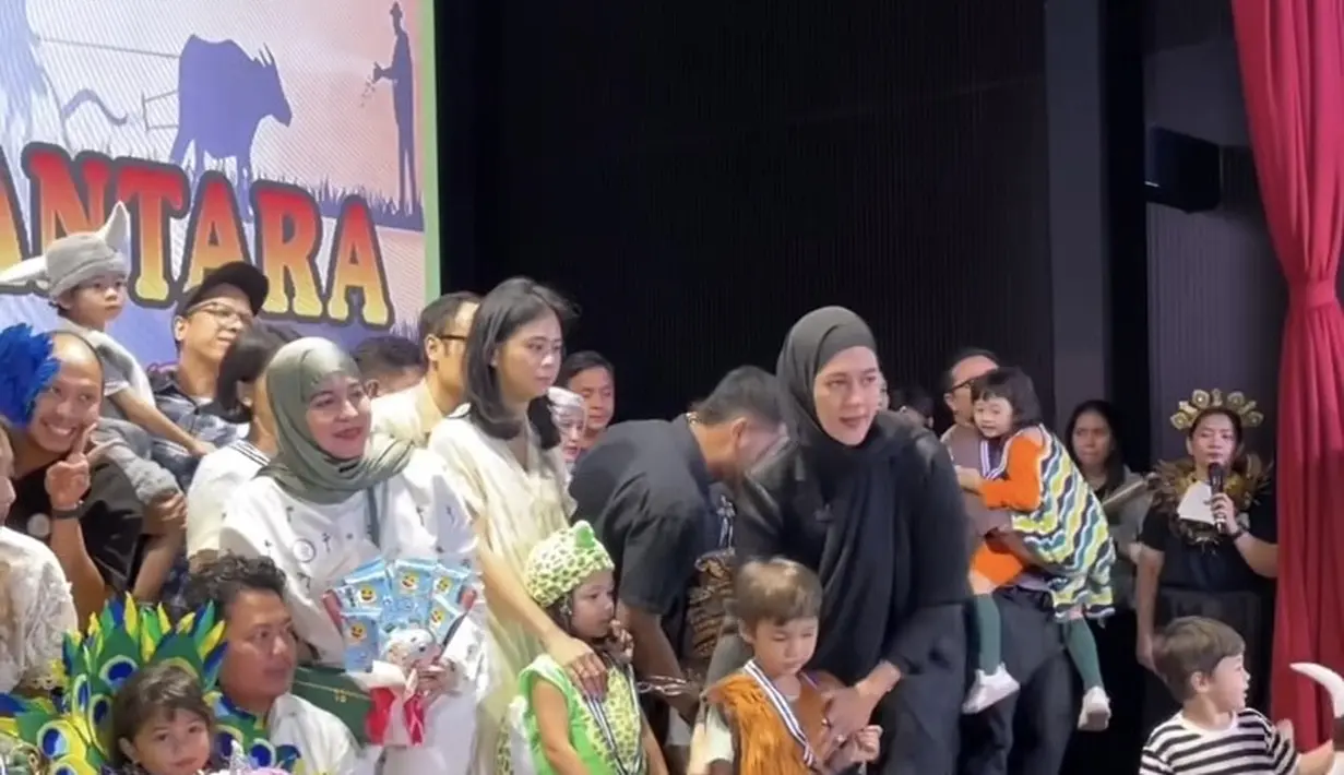 Melengkapi tampilannya, Paula yang kini berhijab pun memilih mengenakan kerudung instan panjang dengan model polos sederhana. Untuk alas kaki ia mengenakan sneakers putih. [@tya_ariestya]