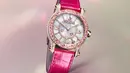 Dial mother-of-pearl berwarna putih bertekstur memberikan sentuhan alami yang berkilauan, sementara mesin jam otomatis dengan cadangan daya 42 jam memastikan performa yang andal. Desain ini menjadi wujud sempurna dari gaya sport-chic yang ikonis, menghadirkan kesan anggun dan berkelas bagi pemakainya. [Dok/Chopard].