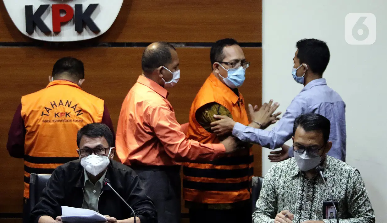 Hakim Pengadilan Negeri Surabaya, Itong Isnaeni Hidayat (keempat kiri) saat rilis penetapan penahanan tersangka di gedung KPK, Jakarta, Kamis (20/1/2022). Itong Isnaeni ditetapkan sebagai tersangka dugaan suap penanganan perkara di Pengadilan Negeri Surabaya. (Liputan6.com/Helmi Fithriansyah)