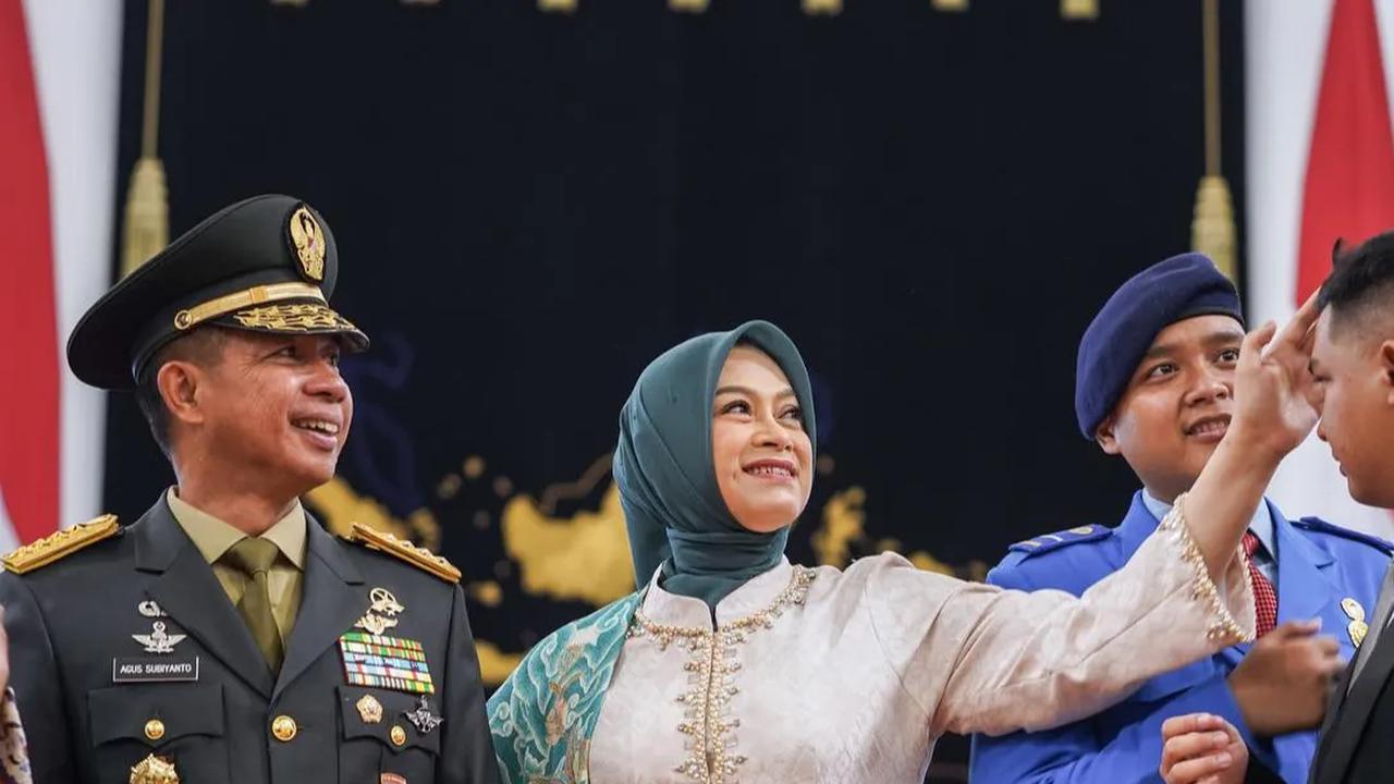 Wanita cantik ini lahir pada 20 September 1970 dan kini berusia 53 tahun. Ia dan sang suami terpaut jarak usia 3 tahun, yang mana Jenderal Agus kini berusia 56 tahun. <br>