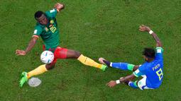 Pemain Kamerun Tolo Nouhou mencoba untuk memblokir tendangan dari pemain Brasil Fred (kanan) pada pertandingan sepak bola Grup G Piala Dunia 2022 di Stadion Lusail, Lusail, Qatar, 2 Desember 2022. Kamerun menang 1-0 atas Brasil, namun tetap tak lolos ke babak selanjutnya. (AP Photo/Thanassis Stavrakis)