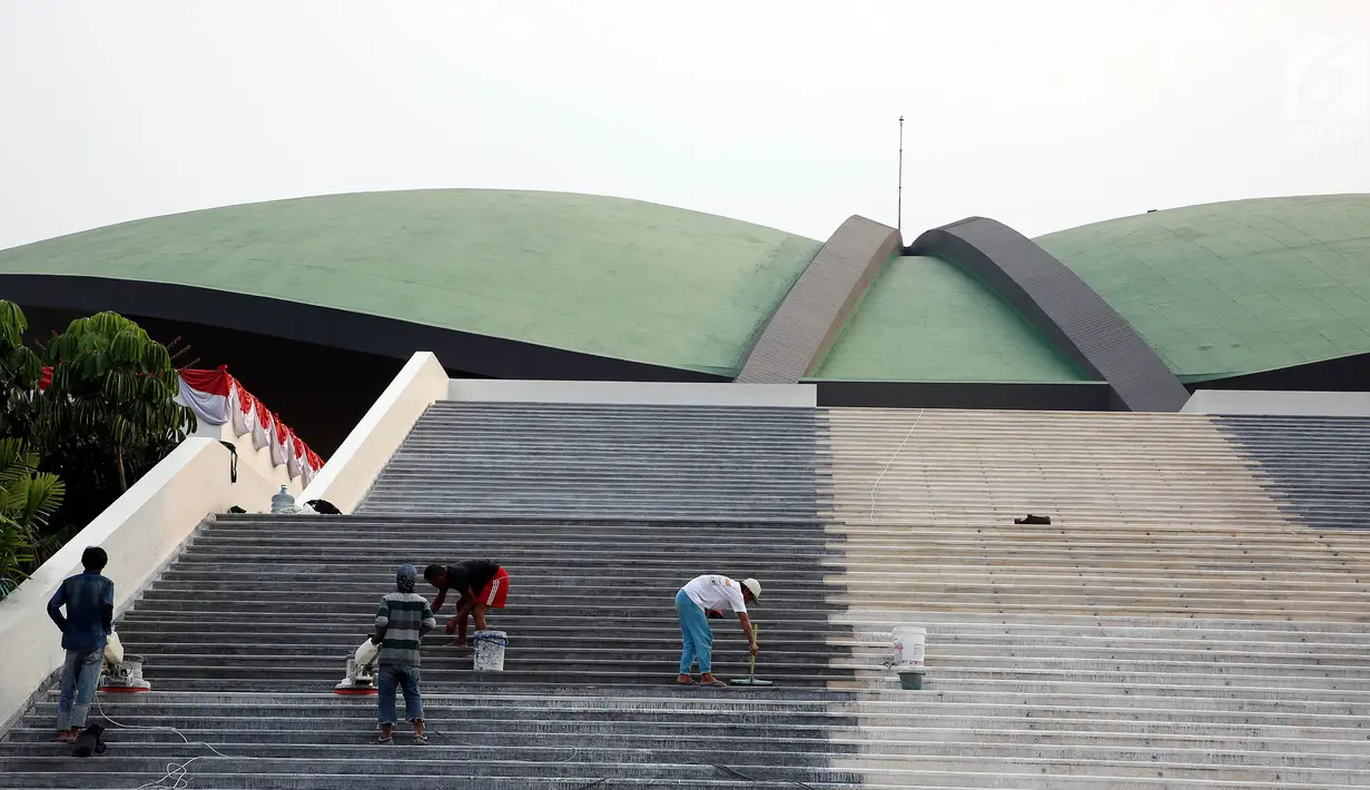 Pekerja membersihkan lantai tangga gedung Parlemen, Senayan, Jakarta, Senin (31/7). Perawatan rutin tersebut guna menjaga kebersihan gedung-gedung di kompleks parlemen. (Liputan6.com/Johan Tallo)