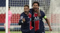 Bek Paris Saint-Germain, Marquinhos (kanan) bersama Neymar melakukan selebrasi usai mencetak gol ke gawang Manchester City dalam laga leg pertama semifinal Liga Champions 2020/2021 di Parc des Princes Stadium, Paris, Rabu (28/4/2021). PSG kalah 1-2 dari Manchester City. (AP/Thibault Camus)