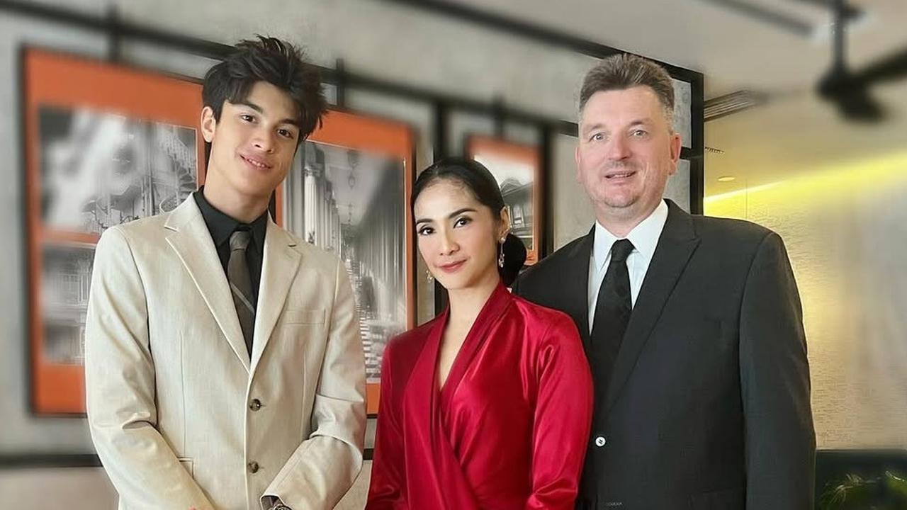 Makin Gagah dan Tampan, 7 Potret Eddy Meijer Anak Maudy Koesnaedi Pakai Baju Formal, Aura Mahal Kian Terpancar