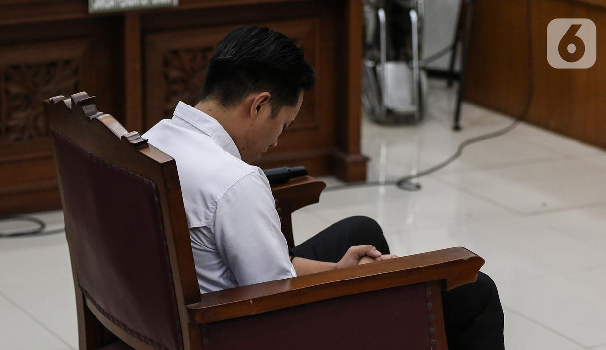 Terdakwa Richard Eliezer Pudihang Lumiu menjalani sidang lanjutan dalam kasus pembunuhan Brigadir Yosua Hutabarat di Pengadilan Negeri Jakarta Selatan, Rabu (18/1/2023).  Richard Eliezer didakwa bersama tiga orang lain, yakni Ferdy Sambo, Ricky Rizal, dan Kuat Ma’ruf dengan Pasal 340 KUHP jo Pasal 55 ayat (1) ke-1 KUHP subsider Pasal 338 KUHP jo Pasal 55 ayat (1) ke-1 KUHP. (Liputan6.com/Johan Tallo)