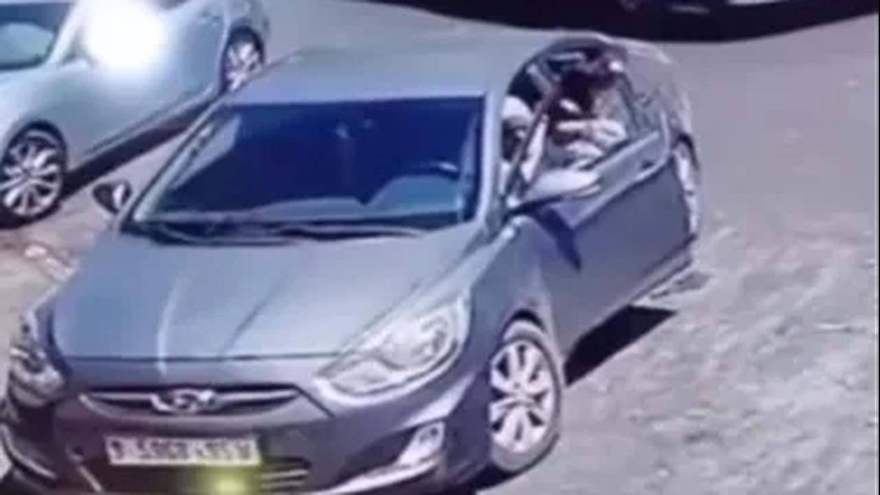 Selamatkan Anak Perempuan yang Kepalanya Terjepit Kaca Mobil