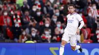 Gelandang Real Madrid, Eden Hazard membawa bola saat bertanding melawan Athletic Bilbao pada pertandingan La Liga Spanyol di stadion San Mames, Spanyol, Kamis (23/12/2021). Hasil ini membuat Madrid mengoleksi 46 poin, masih di peringkat pertama klasemen Liga Spanyol. (AP Photo/Ricardo Larreina)