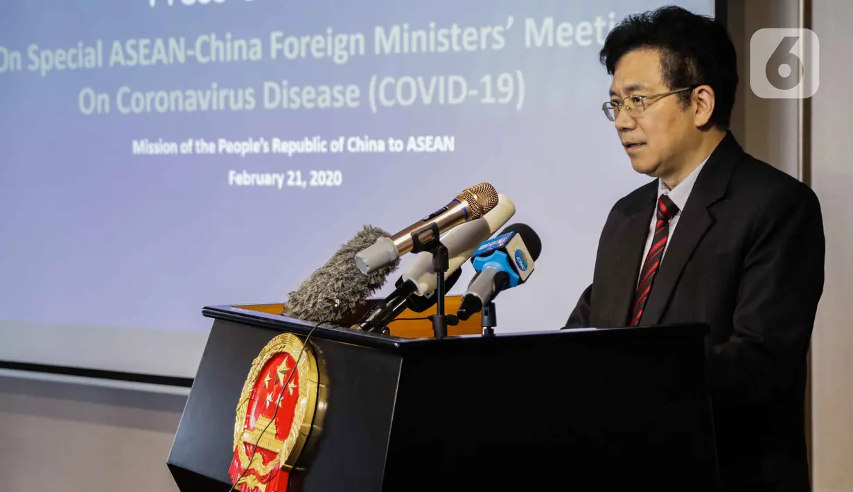 Duta Besar China untuk ASEAN, Deng Xijun memberikan keterangan terkait perkembangan virus corona COVID-19 saat Media Briefing di Jakarta, Jumat (21/2/2020). Pada kesempatan itu, Deng Xijun berharap ASEAN saling bekerja sama untuk menangani virus corona COVID-19. (Liputan6.com/Faizal Fanani)