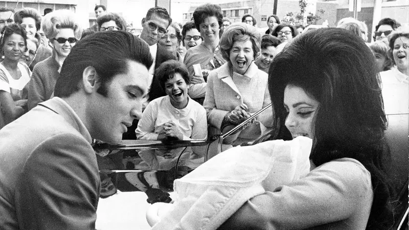 Elvis dan Lisa Marie Presley (wikimedia commons)