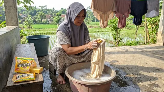 Ilustrasi Cara Menghilangkan Noda Makeup di Hijab/Gemini AI