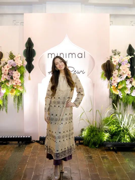 Nia Ramadhani terlihat elegan dengan kaftan dress bernuansa keemasan. Silet minimalis berhasil hadirkan kemewahan pada tampilan.  [Foto: Minimal]