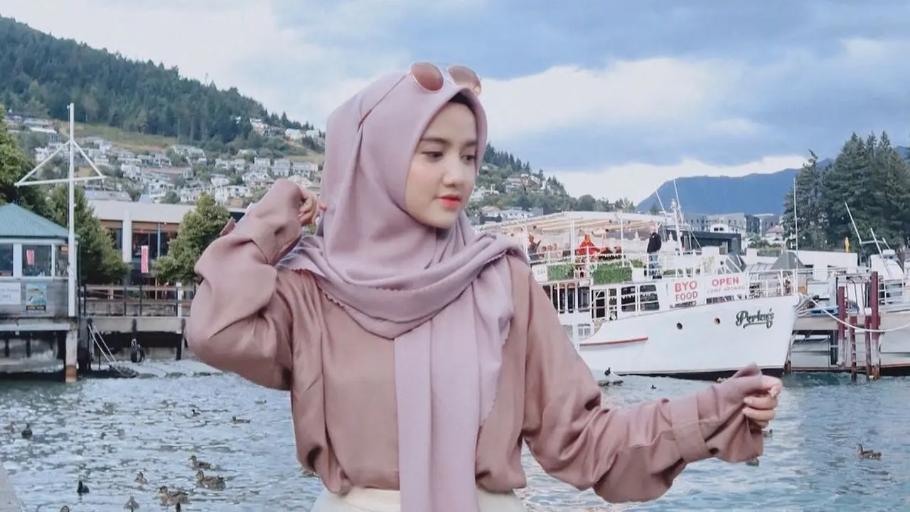 6 Ide Mix and Match Baju Pink Hijab ala Wirda Mansur, Gaya Stylish Jadi Panutan Remaja