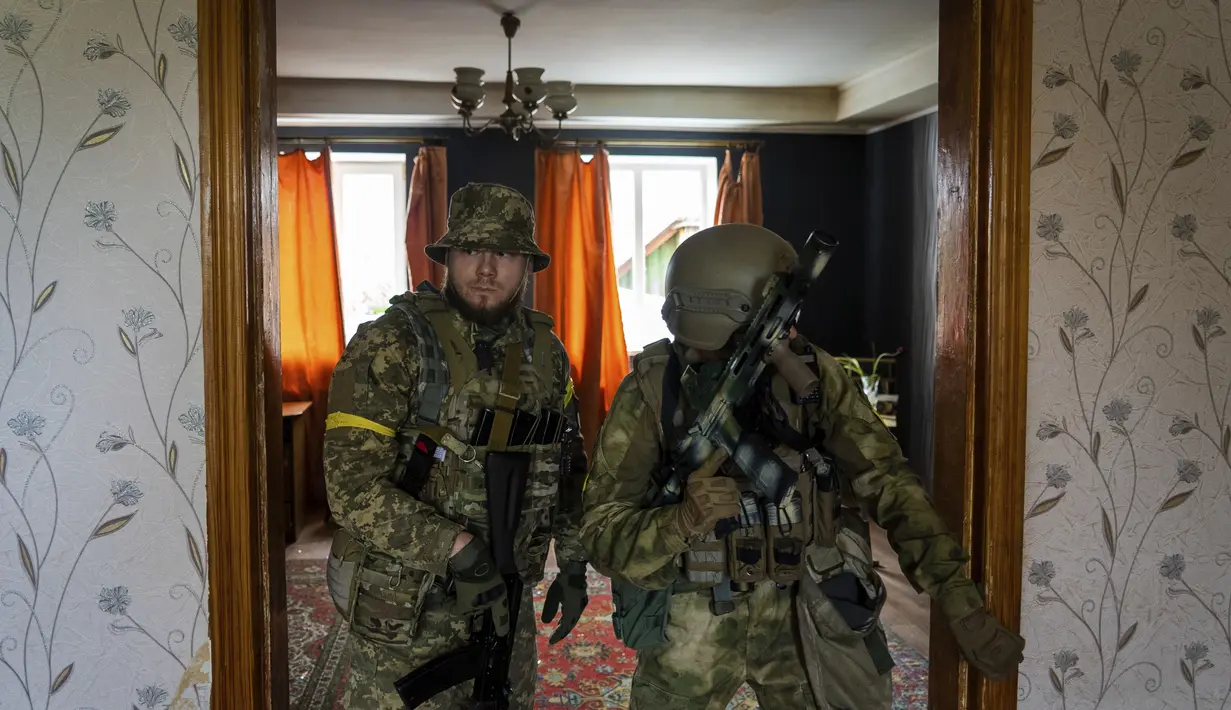 <p>Prajurit Ukraina memeriksa sebuah rumah selama misi pengintaian di sebuah desa yang baru saja direbut kembali di pinggiran Kharkiv, Ukraina timur, Sabtu, 14 Mei 2022. Militer Ukraina membuat pernyataan pada Selasa (10/5) bahwa pasukannya telah merebut kembali desa-desa dari pasukan Rusia di utara dan timur laut Kharkiv. (AP Photo/Mstyslav Chernov)</p>