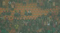 Suasana penonton laga Persija Jakarta kontra Persipura Jayapura pada laga Liga 1 di Stadion Pakansari, Bogor, Jumat (25/5/2018). (Bola.com/M Iqbal Ichsan)