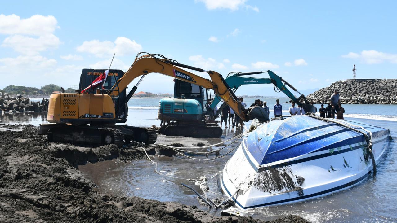 Polisi Periksa 13 Saksi Terbaliknya Kapal Bali Dolphin Cruise II
