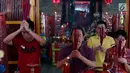Warga keturunan Tionghoa memanjatkan doa sambil membawa dupa dalam persembahyangan Imlek 2569 di Vihara Amurva Bhumi, Jatinegara, Jakarta, Jumat (16/2). Dalam perayaan Imlek tahun ini, umat Tionghoa merayakan Tahun Anjing Tanah. (Liputan6.com/Johan Tallo)