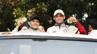 Sejumlah atlet dan ofisial Kontingen Indonesia pada Olimpiade Paris 2024, termasuk peraih medali emas, Veddriq Leonardo dan Rizki Juniansyah serta peraih medali perunggu, Gregoria Mariska Tunjung mengikuti pawai dengan menaiki bus tingkat terbuka Transjakarta menuju Istana Negara, Jakarta Pusat, Kamis (15/8/2024). Sebelumnya rombongan diterima Menpora Dito Ariotedjo di Gedung Kemenpora. (Bola.com/Abdul Aziz)