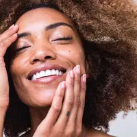 Ilustrasi saat melakukan face yoga (dok. Unsplash/ Park Street)