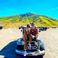 Via Vallen dan Chevra Yolandi (Sumber: viavallen)