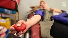 Pendonor mengepal bola karet saat mengikuti donor darah pada acara Corporate Responsibility (CR) Week 2018 di Jakarta, Selasa (26/6). Kegiatan ini digelar PT AXA Mandiri Financial Services dan Palang Merah Indonesia. (Liputan6.com/Fery Pradolo)