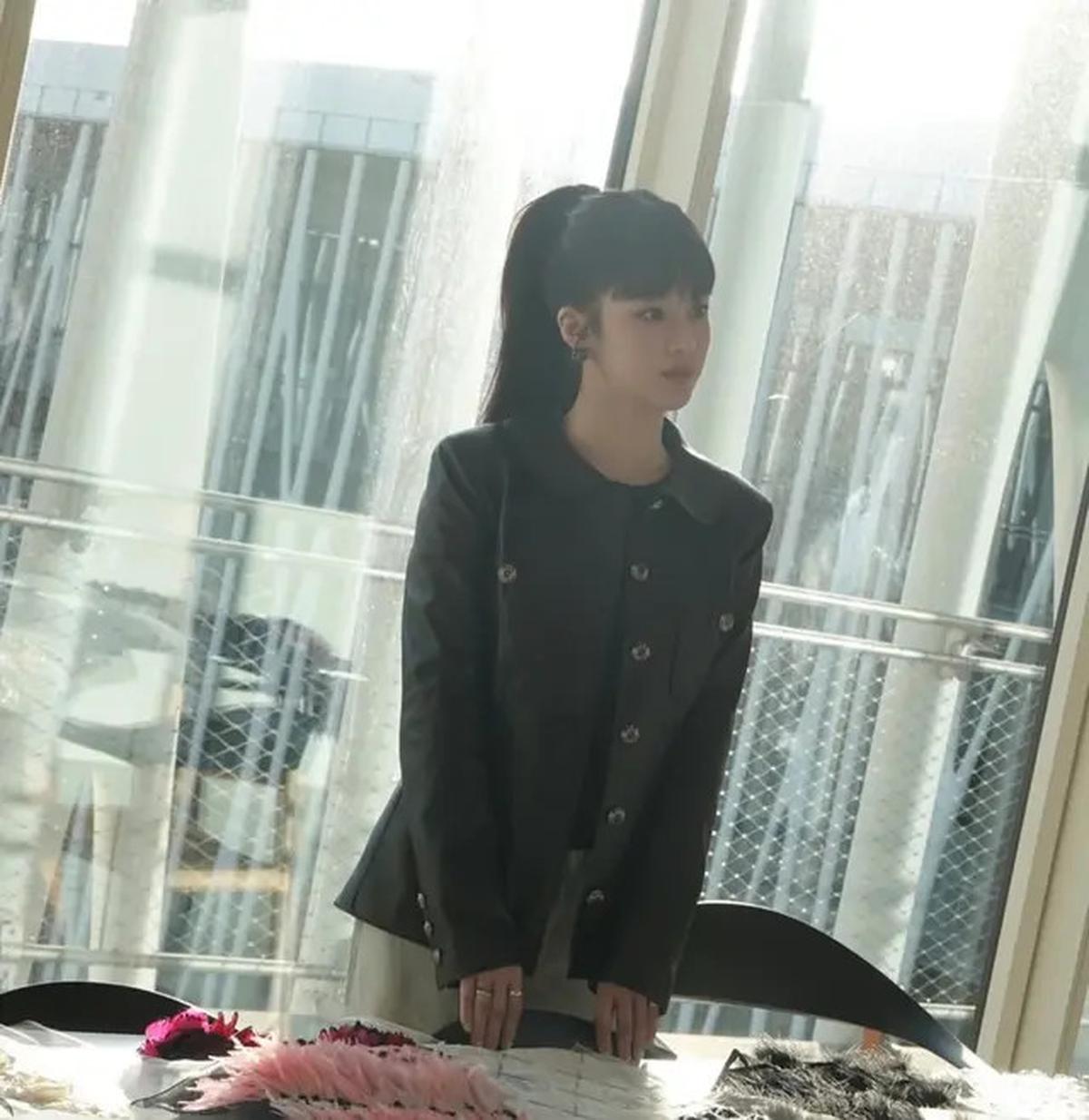 8 OOTD Human Chanel Go Youn Jung Pemeran Oh Yi Young di Drakor Resident Playbook