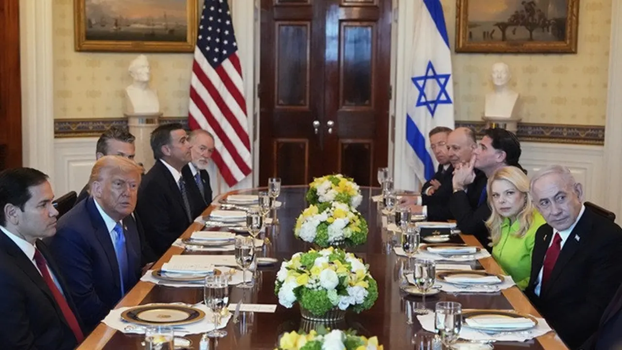 Presiden Donald Trump saat bertemu dengan Perdana Menteri Israel Benjamin Netanyahu di Ruang Biru Gedung Putih, Senin (7/7/2025), di Washington DC, Amerika Serikat.
