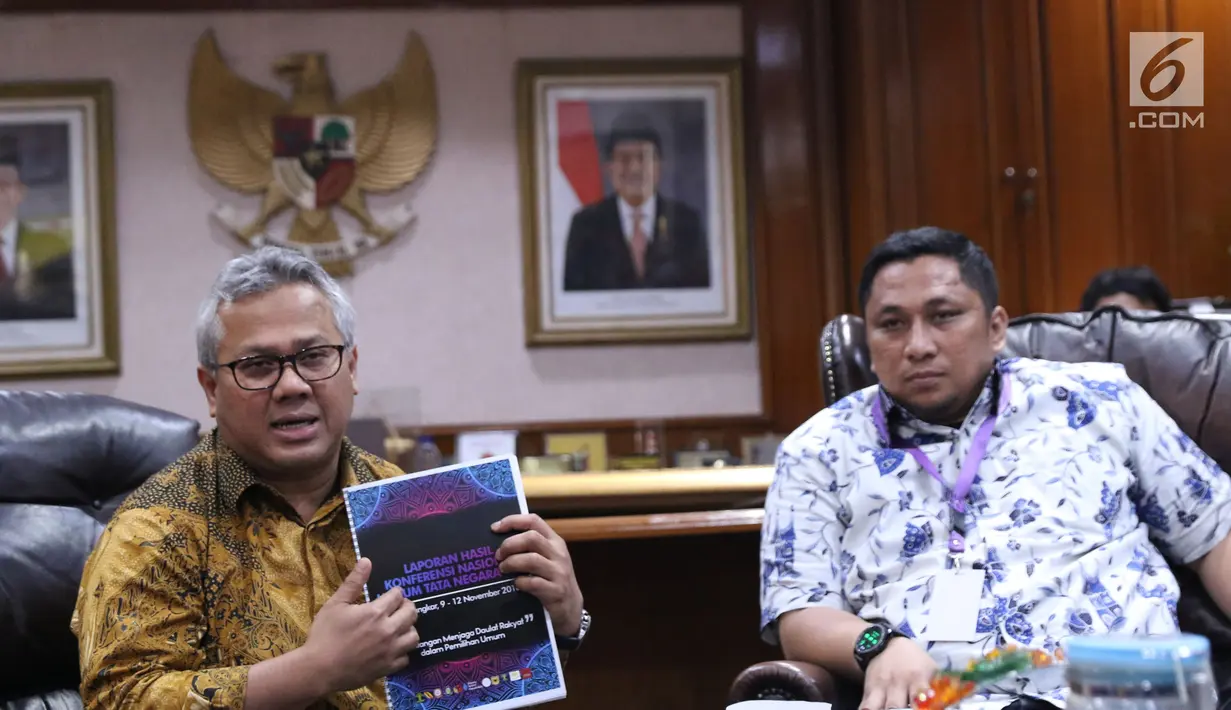 Ketua KPU RI, Arief Budiman (kiri) bersama Direktur Pusat Studi Konstitusi FH Universitas Andalas, Feri Anshari saat melakukan pertemuan di Jakarta, Selasa (27/11). Pertemuan untuk menindaklanjuti putusan MK, MA dan PTUN. (Liputan6.com/Helmi Fithriansyah)