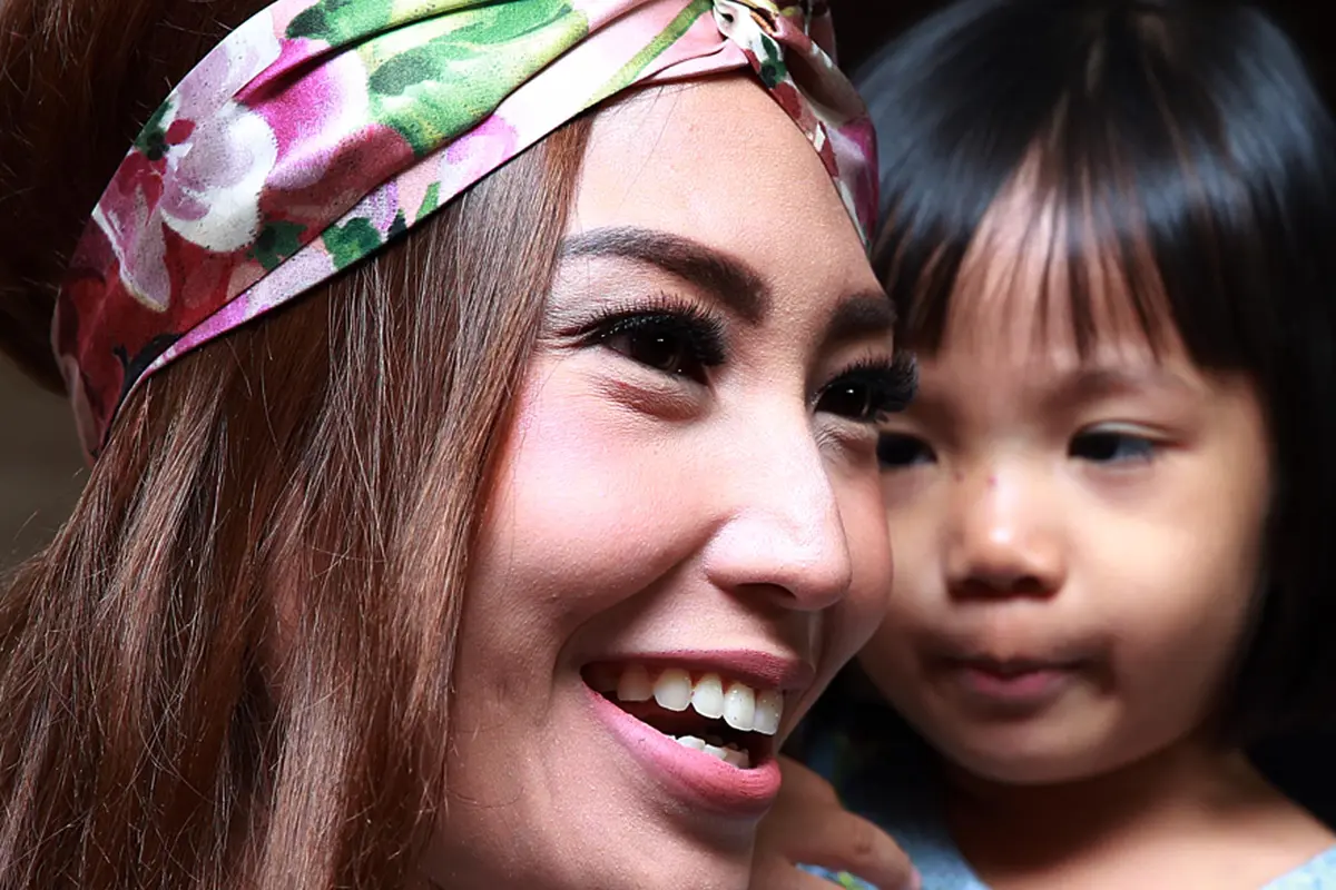 [Bintang] Ayu Dewi dan anak