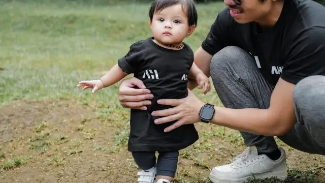 Atta Halilintar mengajari putrinya berjalan