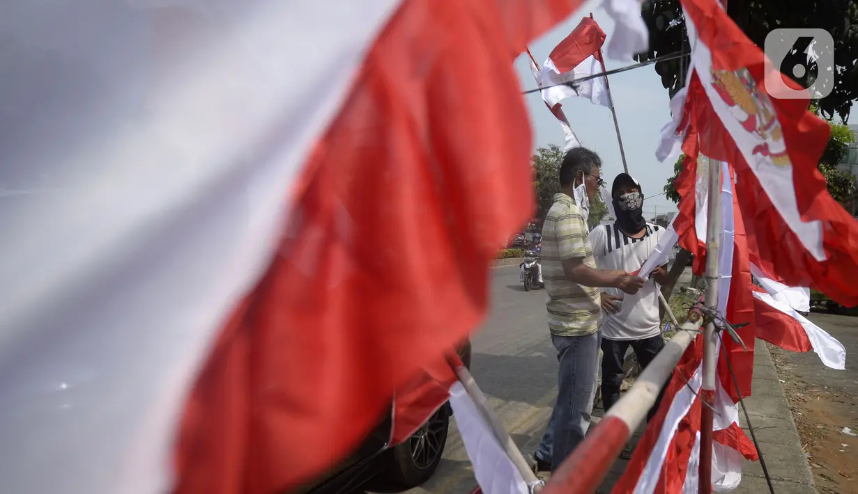 Pembeli memilih pernak-pernik HUT Kemerdekaan RI di Jalan Siliwanggi, Pamulang, Tangerang Selatan, Banten, Kamis (30/7/2020). HUT Kemerdekaan RI tahun ini warga kurang antusis dibandingkan pada tahun sebelumnya karena pandemi COVID-19. (merdeka.com/Dwi Narwoko)