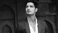 Vin Rana Ganteng Pakai Jas Atau Singlet?