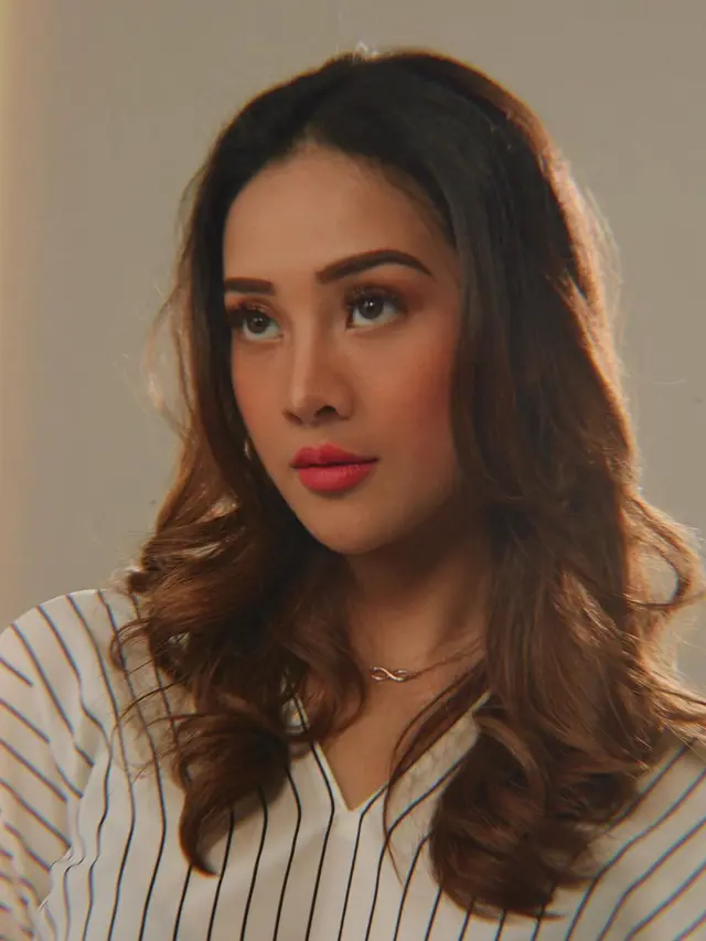 Biasa Tampil Natural, Ini 6 Potret Anya Geraldine dengan Makeup Tebal