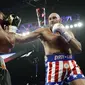 Petinju Inggris Tyson Fury melepaskan pukulan ke wajah Tom Schwarz, dari Jerman dalam pertandingan tinju kelas berat di Las Vegas, Minggu (16/6/2019). (Foto AP / John Locher)