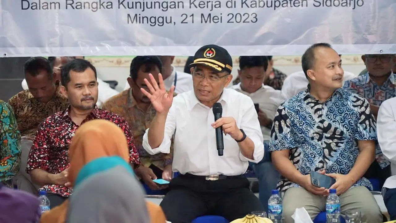 Menteri Koordinator Bidang Pembangunan Manusia dan Kebudayaan (Menko PMK) Muhadjir Effendy mengunjungi Kelurahan Sidoklumpuk, Kecamatan Sidoarjo, Kabupaten Sidoarjo, Jawa Timur, pada Minggu, 21 Mei 2023.