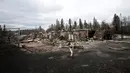 Sebuah rumah yang hangus akibat kebakaran hutan di Beacon Hill dari Fort McMurray, Alberta, Kanada, (9/5). Sekitar 80 ribu warga Kanada terpaksa dievakuasi Akibat kebakaran dahsyat di seluruh kota ini. (REUTERS/Chris Wattie)
